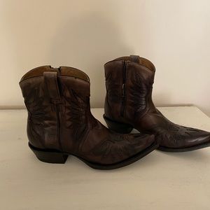 Ankle boots Ariat leather, adorable but not my style.